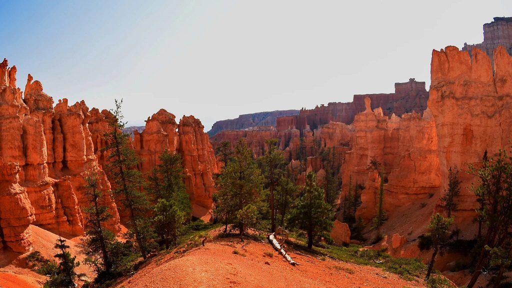 View of the Peek-a-Boo Loop trail